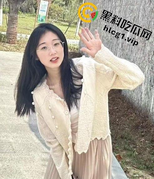 清纯妹子的火辣反差!湖北科技学院崔西梅酒店大战,眼镜一秒变母狗!