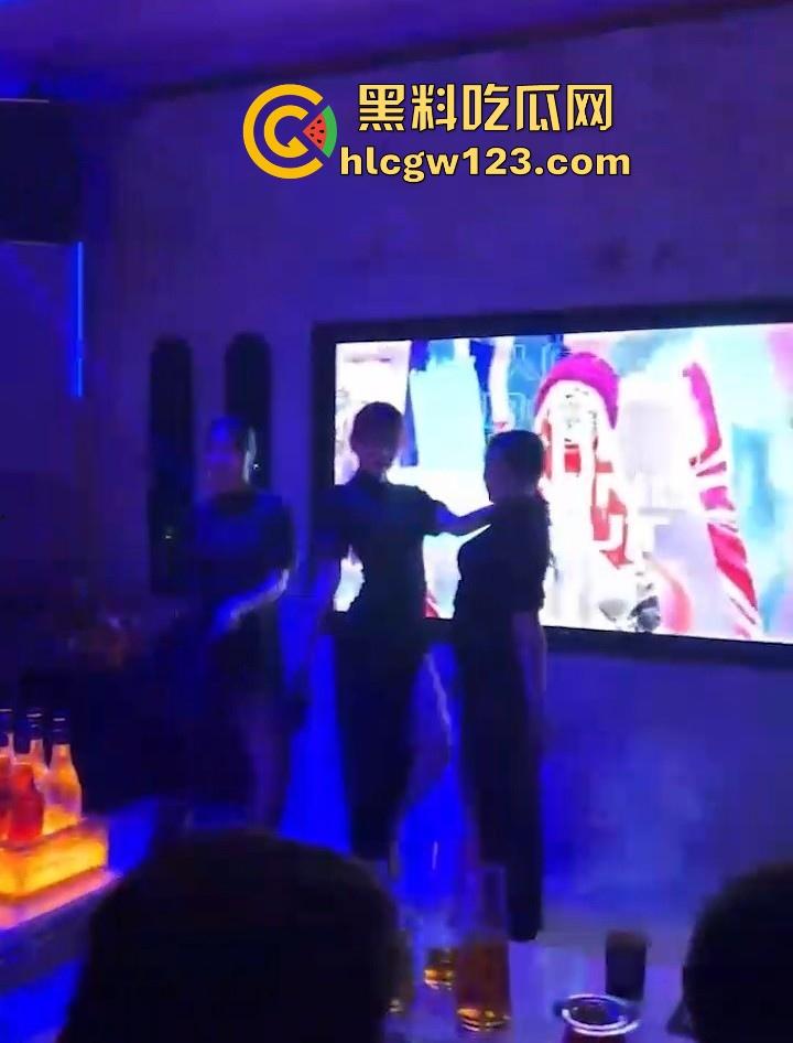 KTV包厢的淫乱现场 汉服美女曼妙舞姿后脱衣艳舞大秀 白皙娇躯性感内衣尽显 扭臀热舞媚眼挑逗 诱惑到极致!