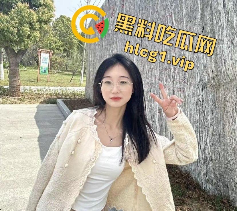 清纯妹子的火辣反差!湖北科技学院崔西梅酒店大战,眼镜一秒变母狗!