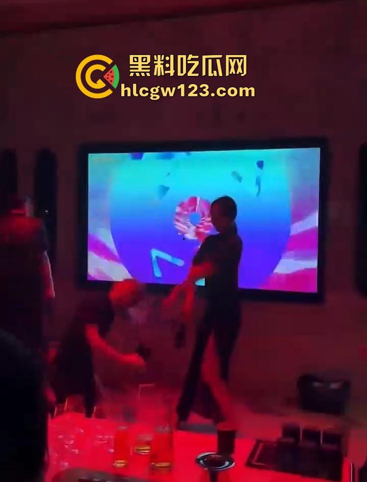 KTV包厢的淫乱现场 汉服美女曼妙舞姿后脱衣艳舞大秀 白皙娇躯性感内衣尽显 扭臀热舞媚眼挑逗 诱惑到极致!