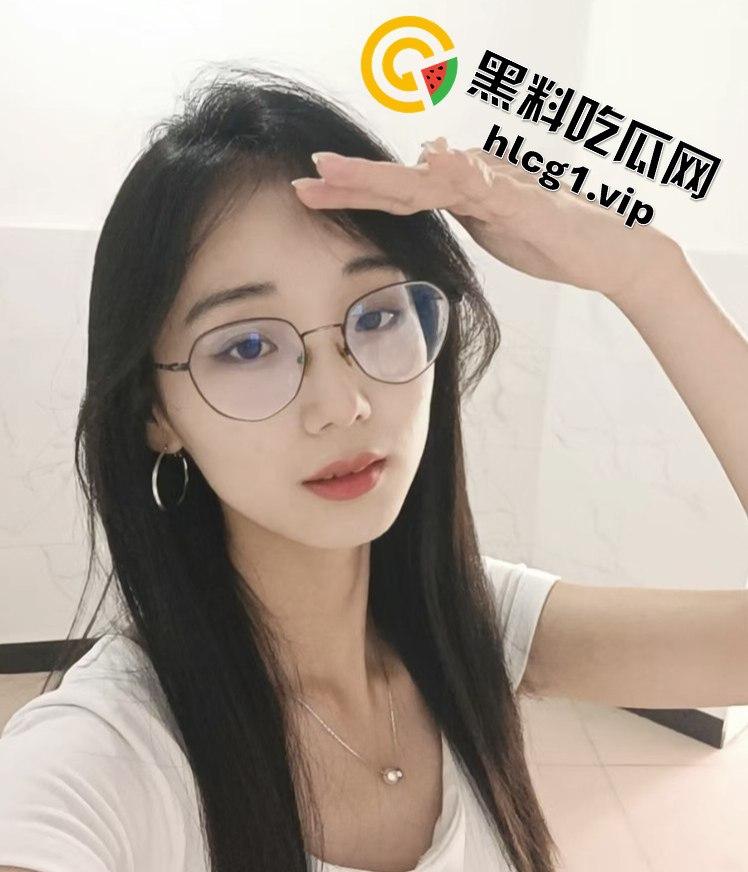 清纯妹子的火辣反差!湖北科技学院崔西梅酒店大战,眼镜一秒变母狗!