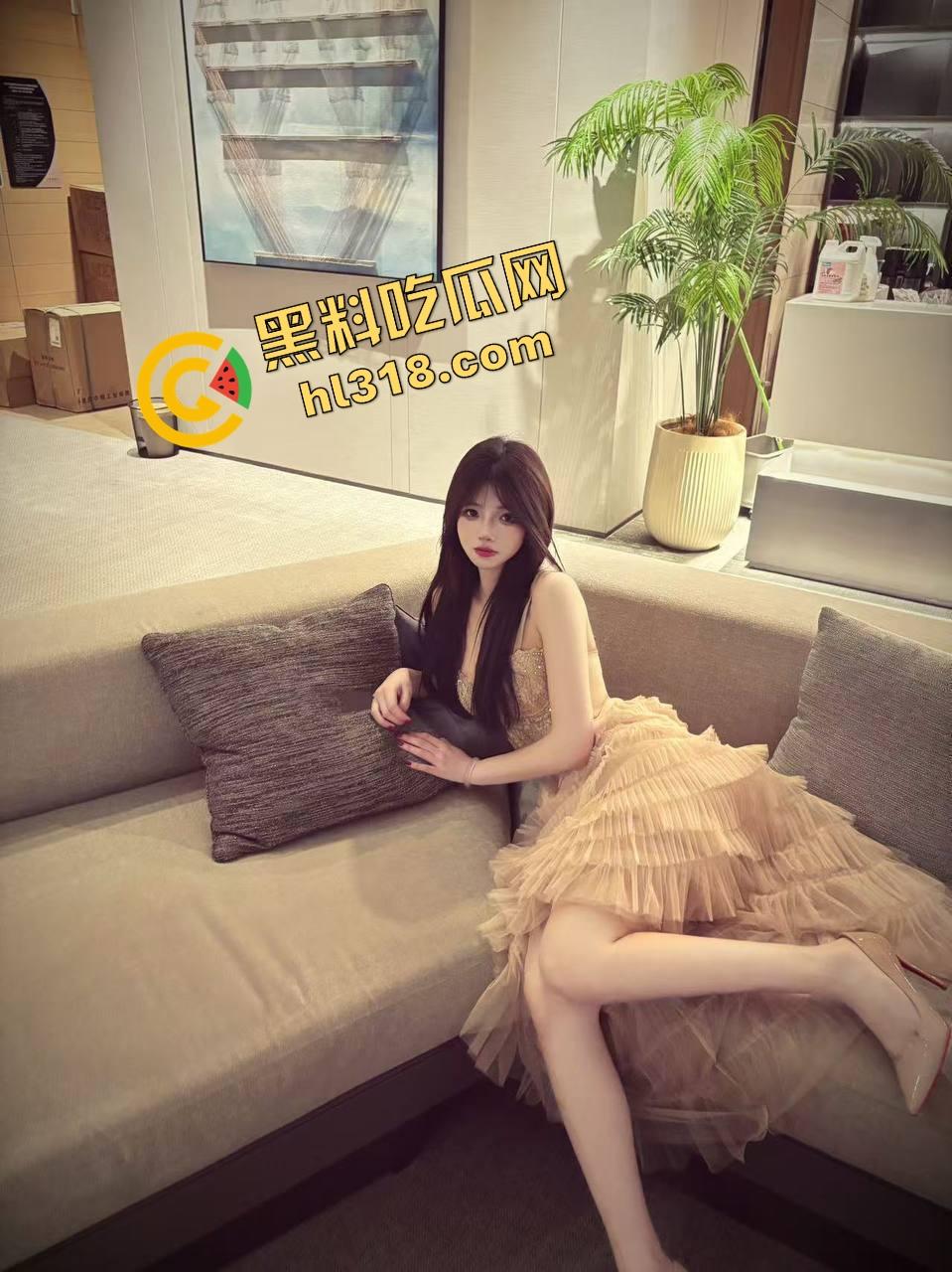 38D大奶乳交什么体验?两坨肉球包裹鸡巴肉球一夹,鸡儿消失不见,摩擦感顶到爆,男人只想一直夹着!