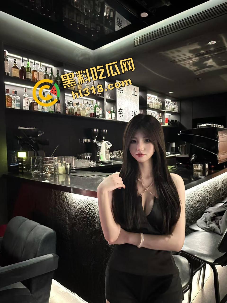 38D大奶乳交什么体验?两坨肉球包裹鸡巴肉球一夹,鸡儿消失不见,摩擦感顶到爆,男人只想一直夹着!