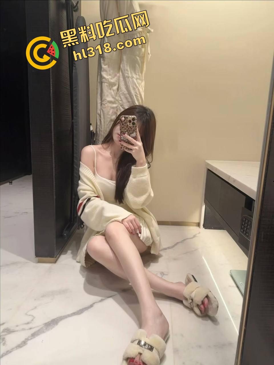 38D大奶乳交什么体验?两坨肉球包裹鸡巴肉球一夹,鸡儿消失不见,摩擦感顶到爆,男人只想一直夹着!