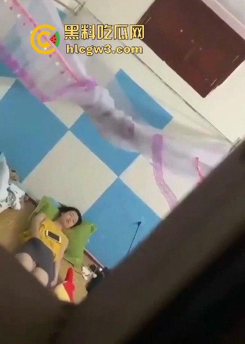 学姐宿舍变成人间春宫, 抠逼自慰闭眼幻想被猛操,高潮抽搐喷汁,偷拍视频直冲你的G点!