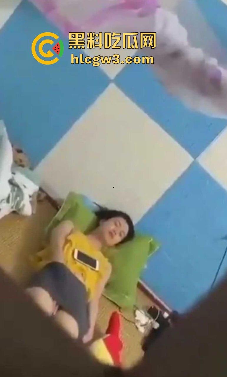 学姐宿舍变成人间春宫, 抠逼自慰闭眼幻想被猛操,高潮抽搐喷汁,偷拍视频直冲你的G点!