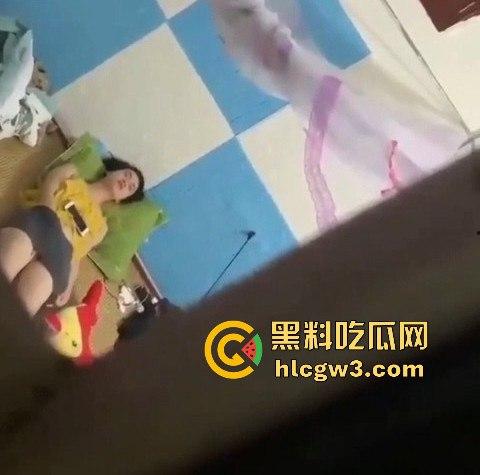 学姐宿舍变成人间春宫, 抠逼自慰闭眼幻想被猛操,高潮抽搐喷汁,偷拍视频直冲你的G点!