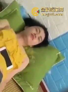 学姐宿舍变成人间春宫, 抠逼自慰闭眼幻想被猛操,高潮抽搐喷汁,偷拍视频直冲你的G点!