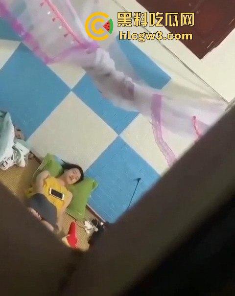 学姐宿舍变成人间春宫, 抠逼自慰闭眼幻想被猛操,高潮抽搐喷汁,偷拍视频直冲你的G点!