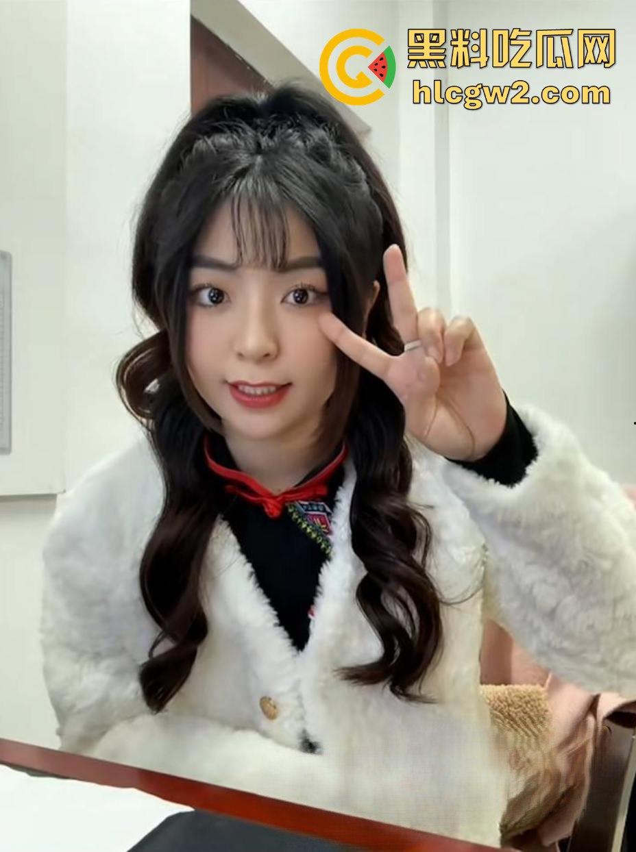 中职校巨乳老师『孟可心』酒店约炮,肉乎乎的身材抱起来狂操!微胖身材就是YYDS,操到停不下来!