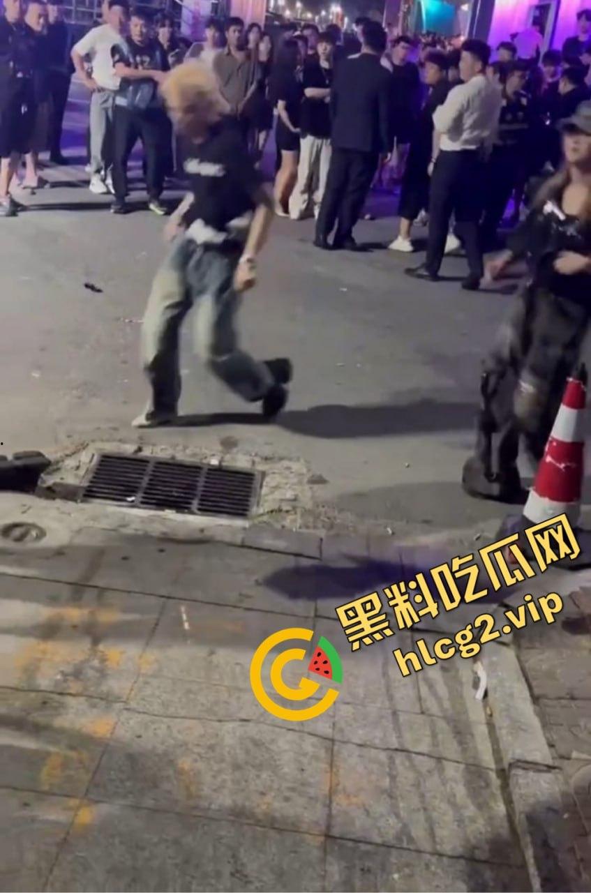 北京工体坦克大战黄毛细狗,全程碾压毫无还手之力,细狗惨被三角绞!