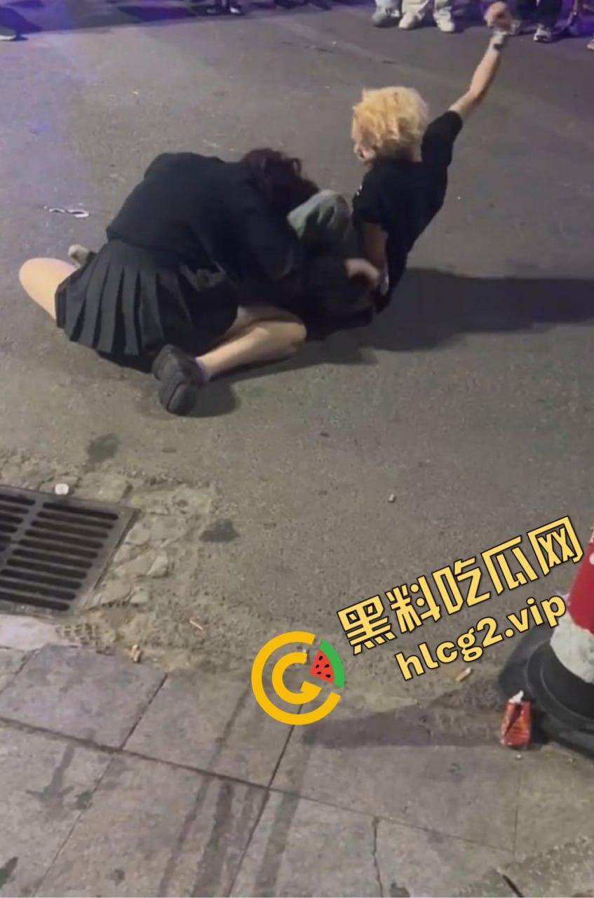 北京工体坦克大战黄毛细狗,全程碾压毫无还手之力,细狗惨被三角绞!