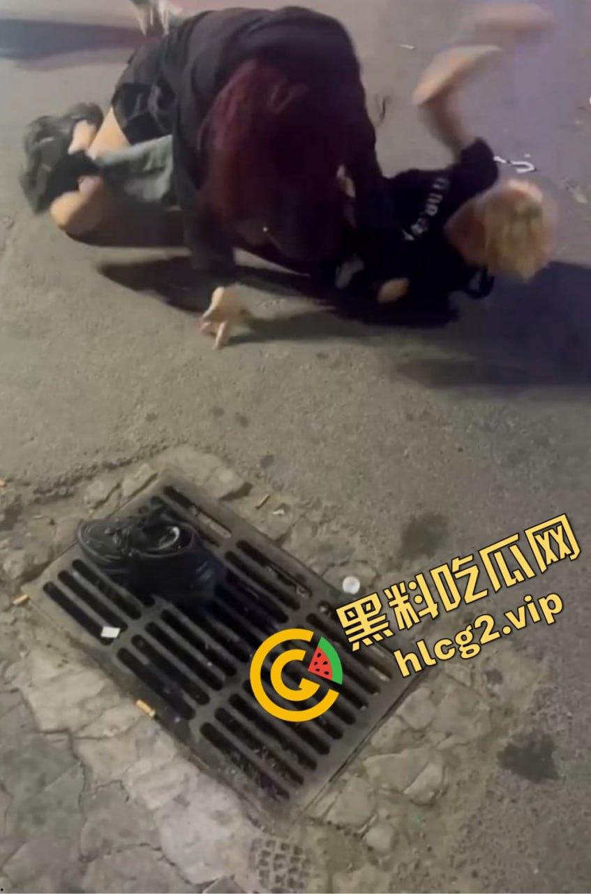 北京工体坦克大战黄毛细狗,全程碾压毫无还手之力,细狗惨被三角绞!