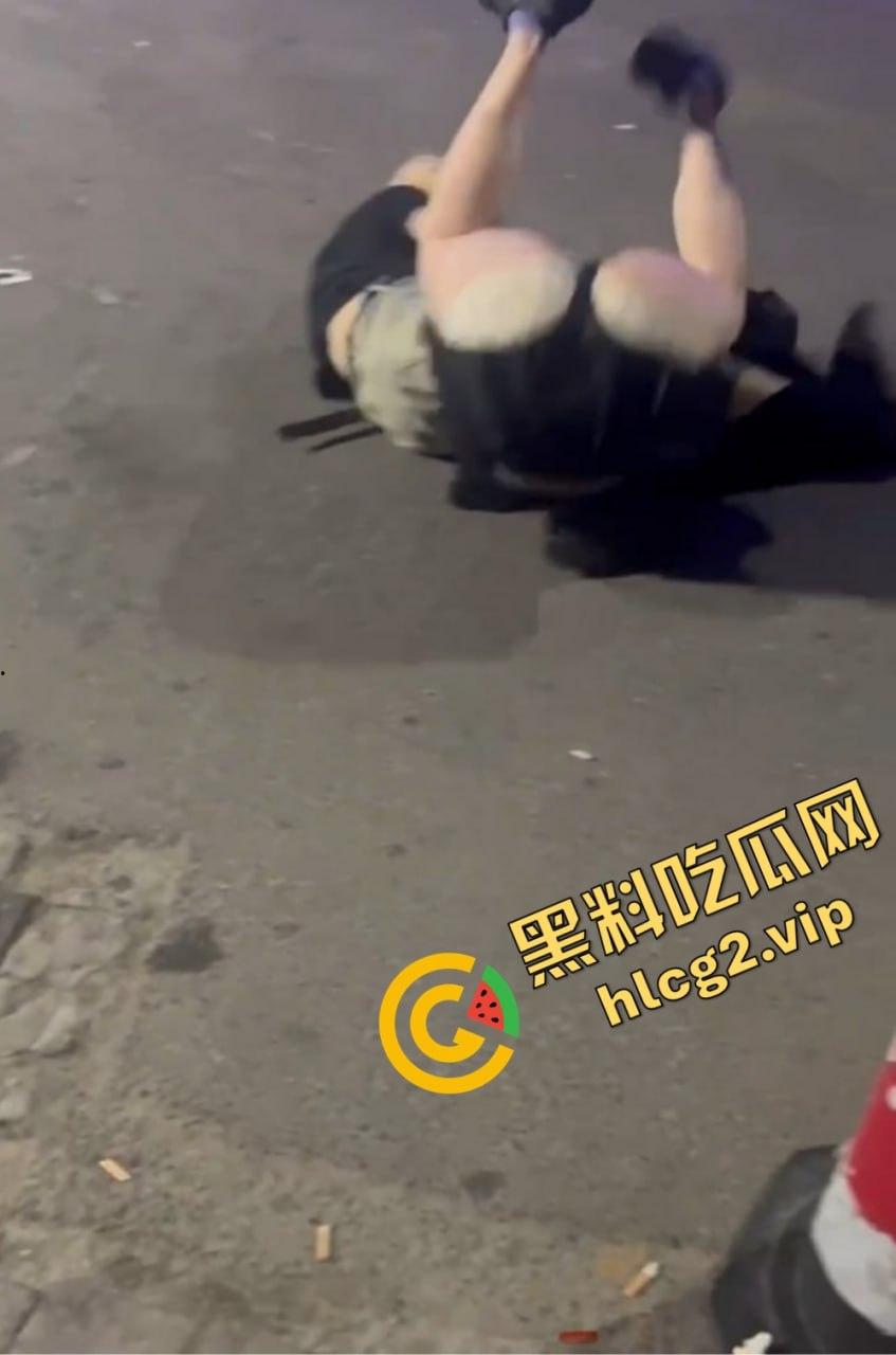 北京工体坦克大战黄毛细狗,全程碾压毫无还手之力,细狗惨被三角绞!