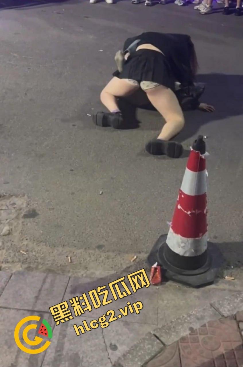 北京工体坦克大战黄毛细狗,全程碾压毫无还手之力,细狗惨被三角绞!