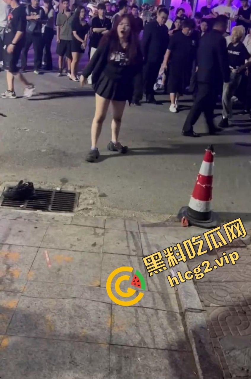 北京工体坦克大战黄毛细狗,全程碾压毫无还手之力,细狗惨被三角绞!