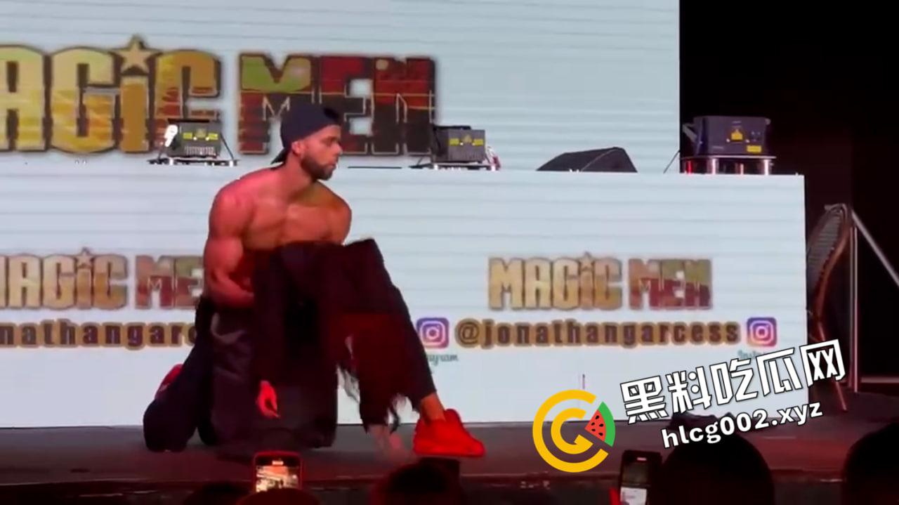 全网曝光香港演唱会名场面微打码原视频!肌肉猛男性感妖娆的面对面发骚 小仙女的裤衩子已经胶粘了