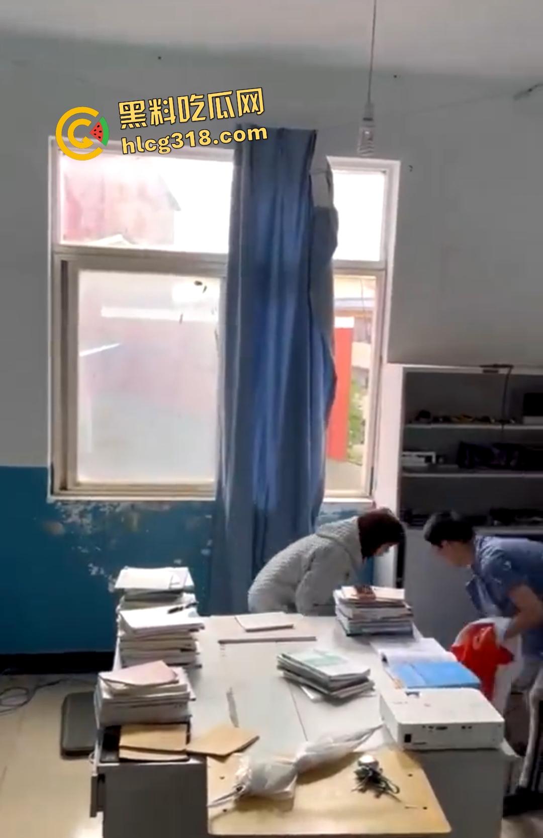 计算机维护小组办公室大学生偷情做爱被主任抓包,女的还想拍照留念坏事变好事!