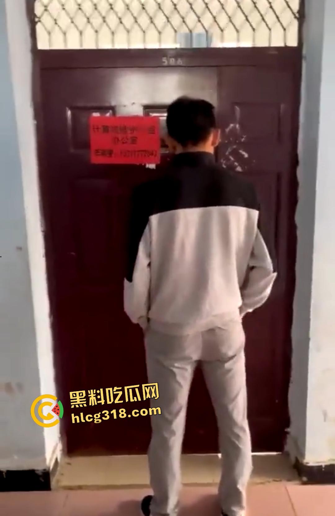 计算机维护小组办公室大学生偷情做爱被主任抓包,女的还想拍照留念坏事变好事!