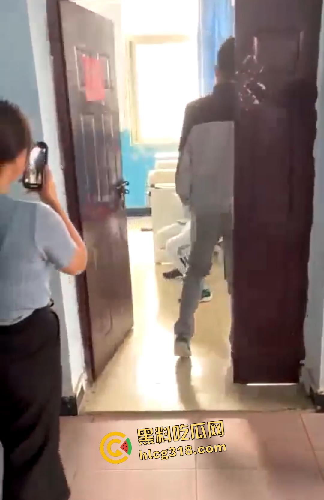 计算机维护小组办公室大学生偷情做爱被主任抓包,女的还想拍照留念坏事变好事!