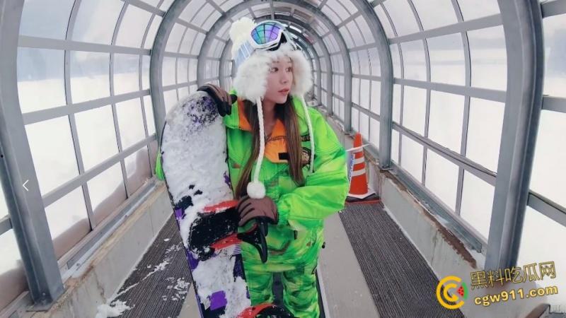 推特巨乳御姐【徐若瑄】，滑雪场户外野战，跪舔口交后入爆操，女上骑乘无套内射白虎粉穴，太会玩了！