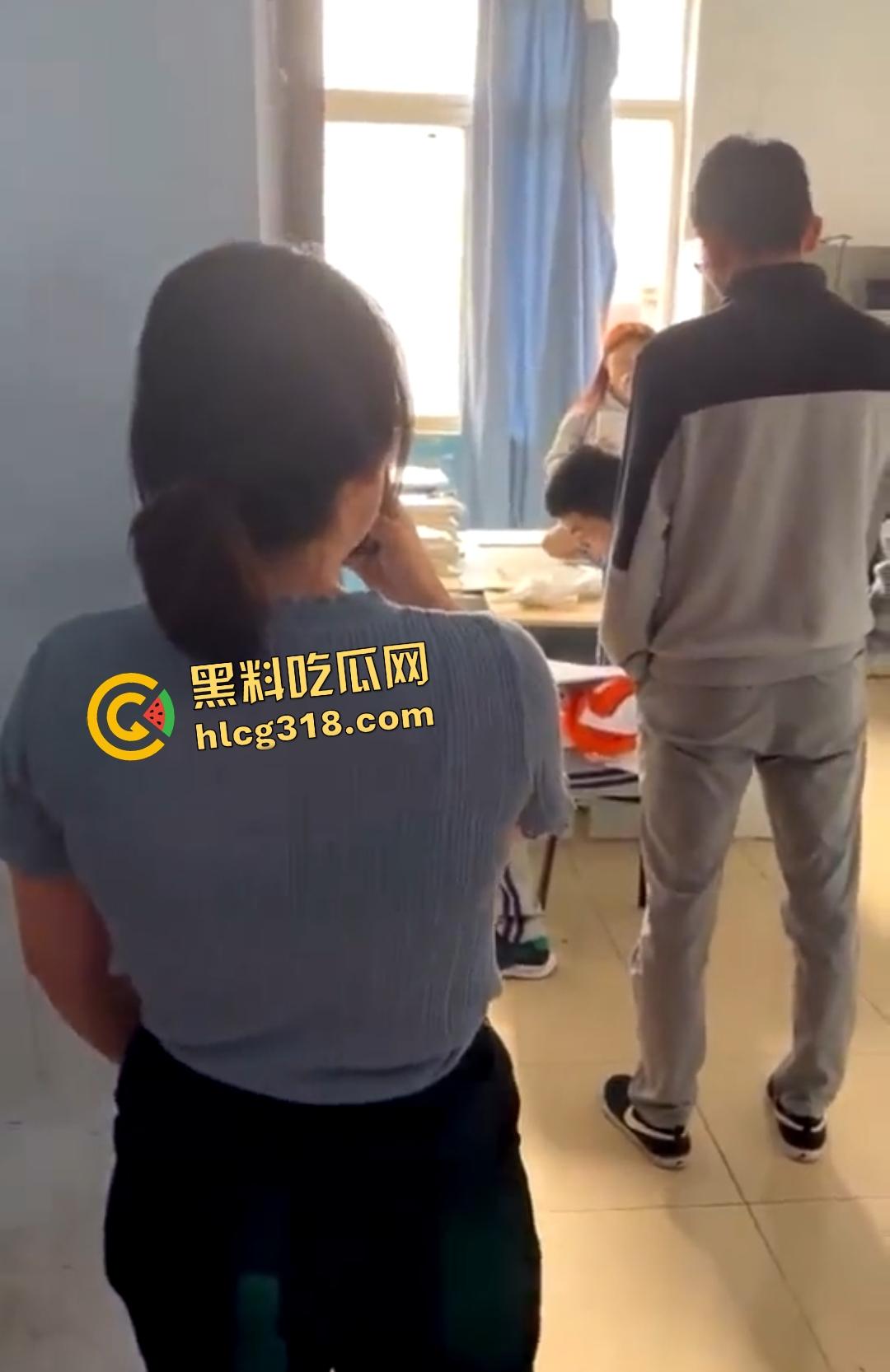 计算机维护小组办公室大学生偷情做爱被主任抓包,女的还想拍照留念坏事变好事!