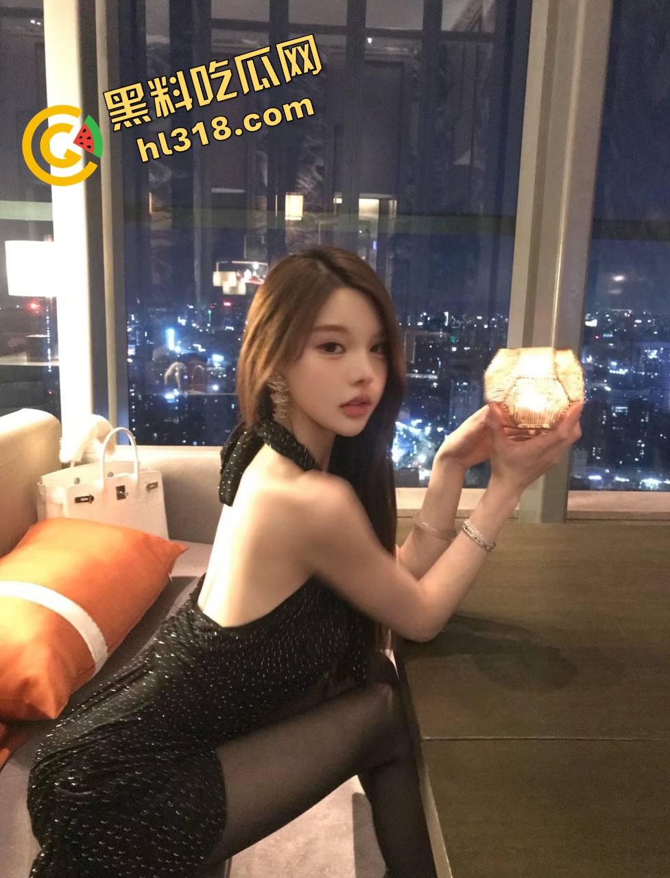 周末约炮骚逼当场被干爽,一边被爆插一边给舔狗打电话,电话偷情直播呻吟,绿帽舔狗听得直喘!