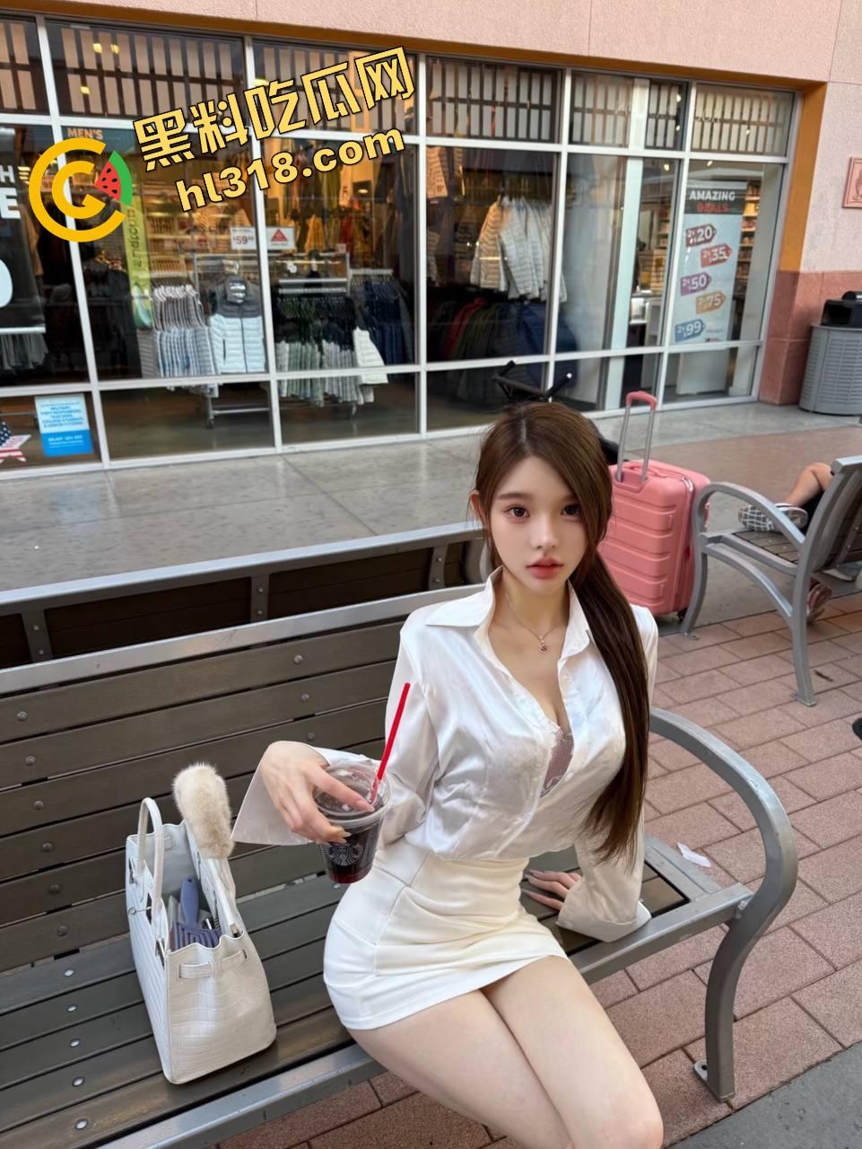 周末约炮骚逼当场被干爽,一边被爆插一边给舔狗打电话,电话偷情直播呻吟,绿帽舔狗听得直喘!