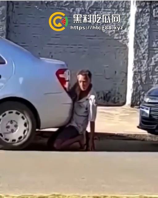 印度神奇的国度,大爷忘情与汽车排气管进行活塞运动 日了蜥蜴还能日排气管!