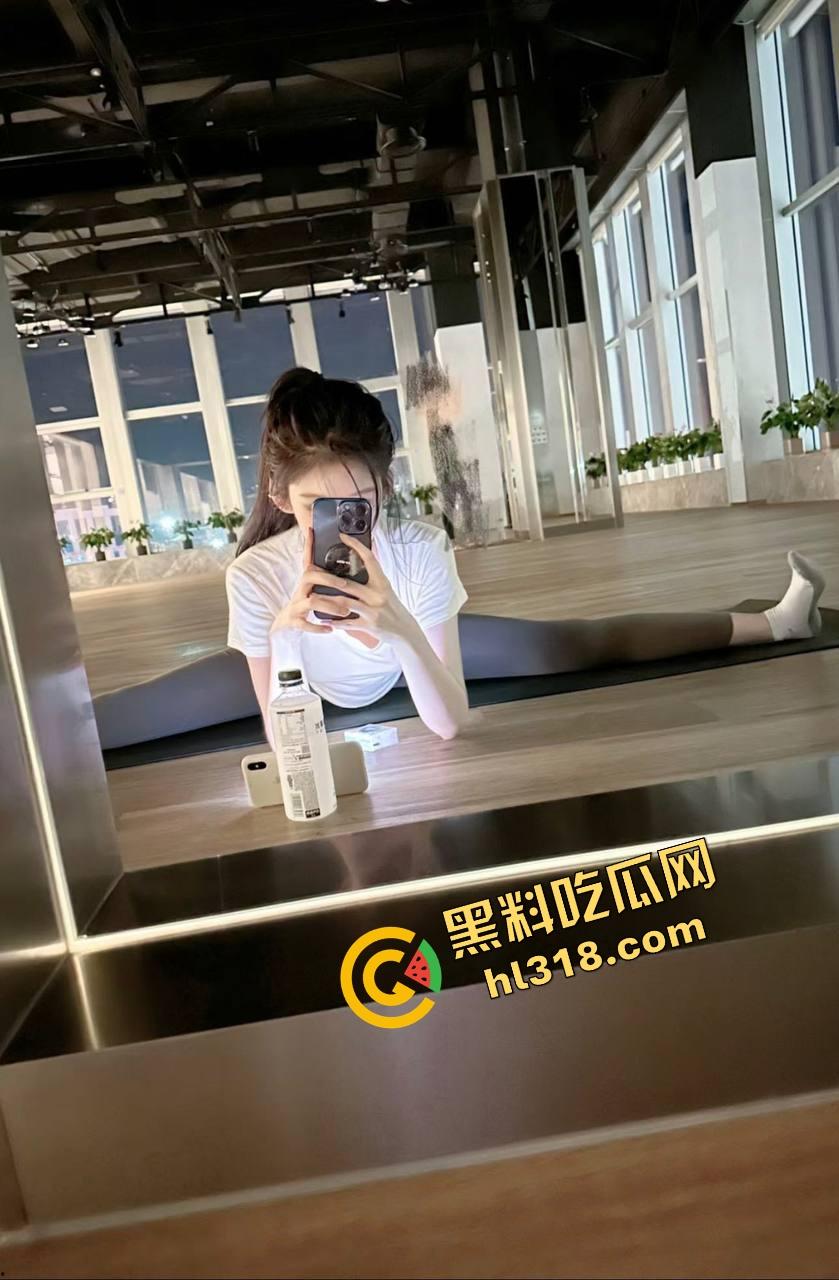 周末约炮骚逼当场被干爽,一边被爆插一边给舔狗打电话,电话偷情直播呻吟,绿帽舔狗听得直喘!