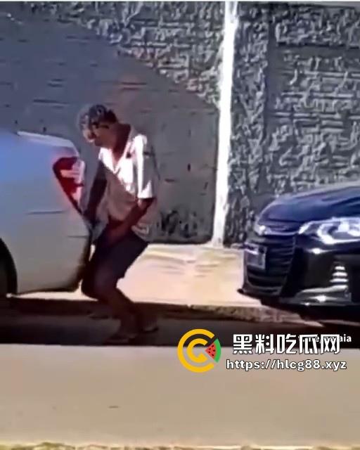 印度神奇的国度,大爷忘情与汽车排气管进行活塞运动 日了蜥蜴还能日排气管!