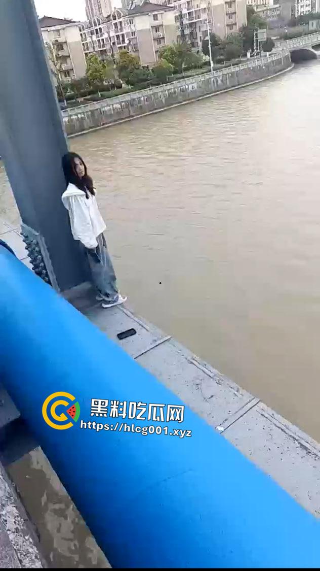 江苏妙龄女孩跳河事件!跳之前还在看手机等渣男消息 最后绝望跃下 现场视频流出