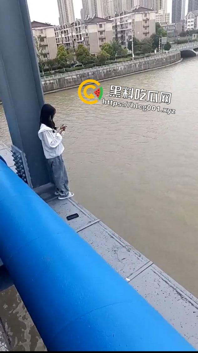 江苏妙龄女孩跳河事件!跳之前还在看手机等渣男消息 最后绝望跃下 现场视频流出