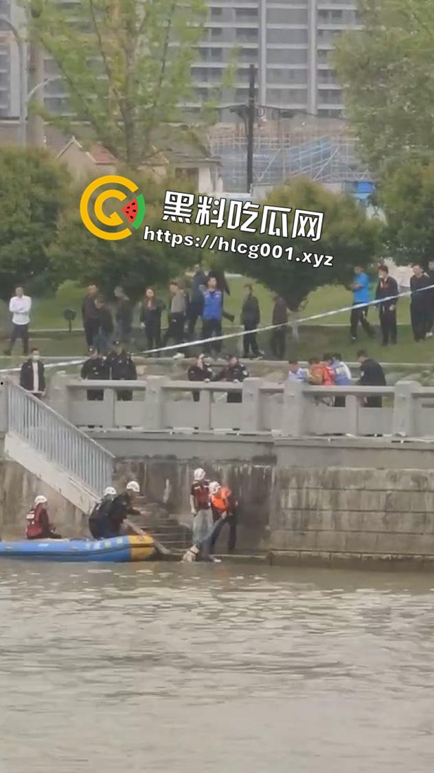 江苏妙龄女孩跳河事件!跳之前还在看手机等渣男消息 最后绝望跃下 现场视频流出