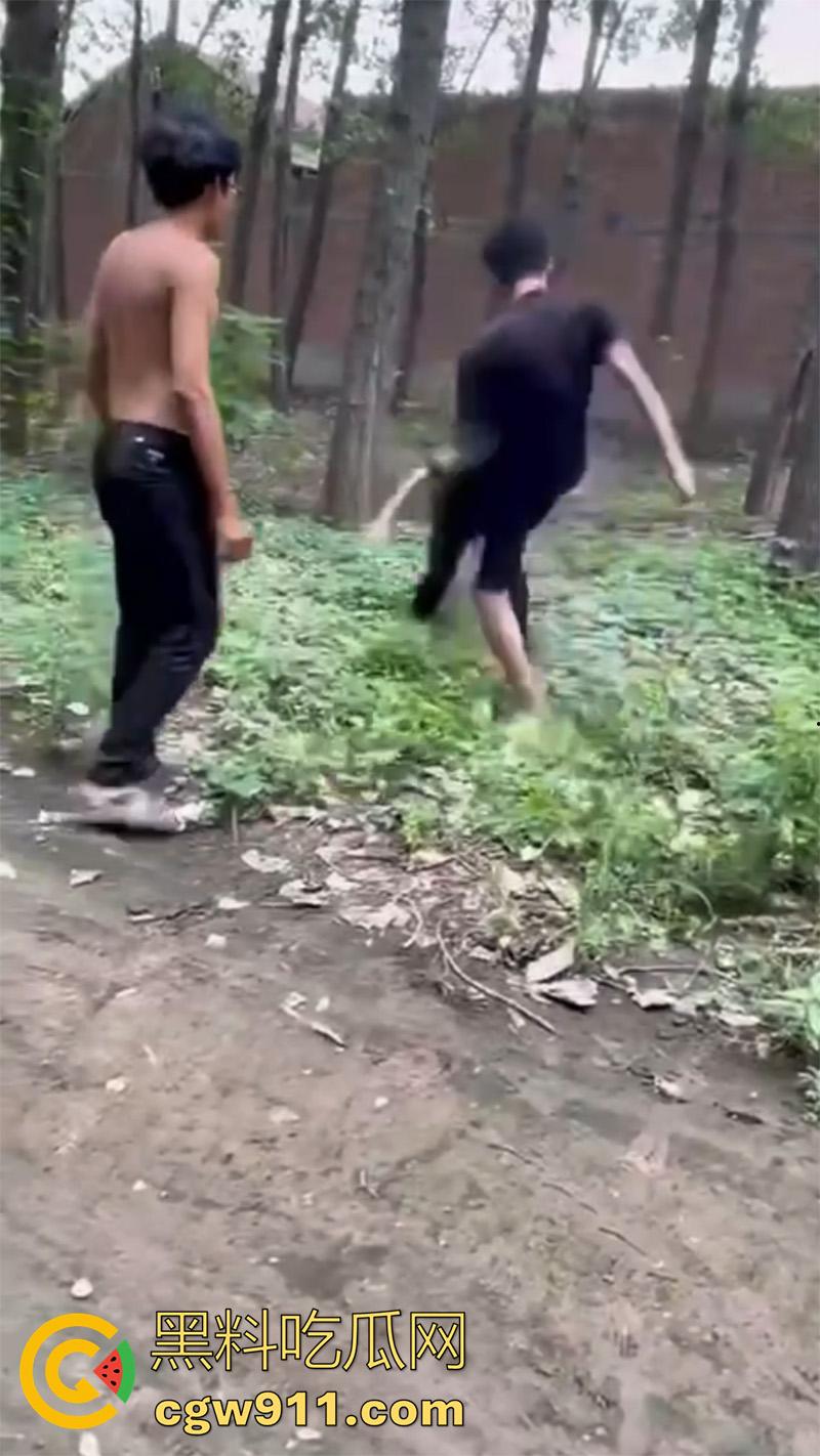 山东聊城临清市村头恶霸,烟店镇王集村一个14 岁,一个18岁,对一个12周岁的孩子进行殴打,真以为自己古惑仔了?