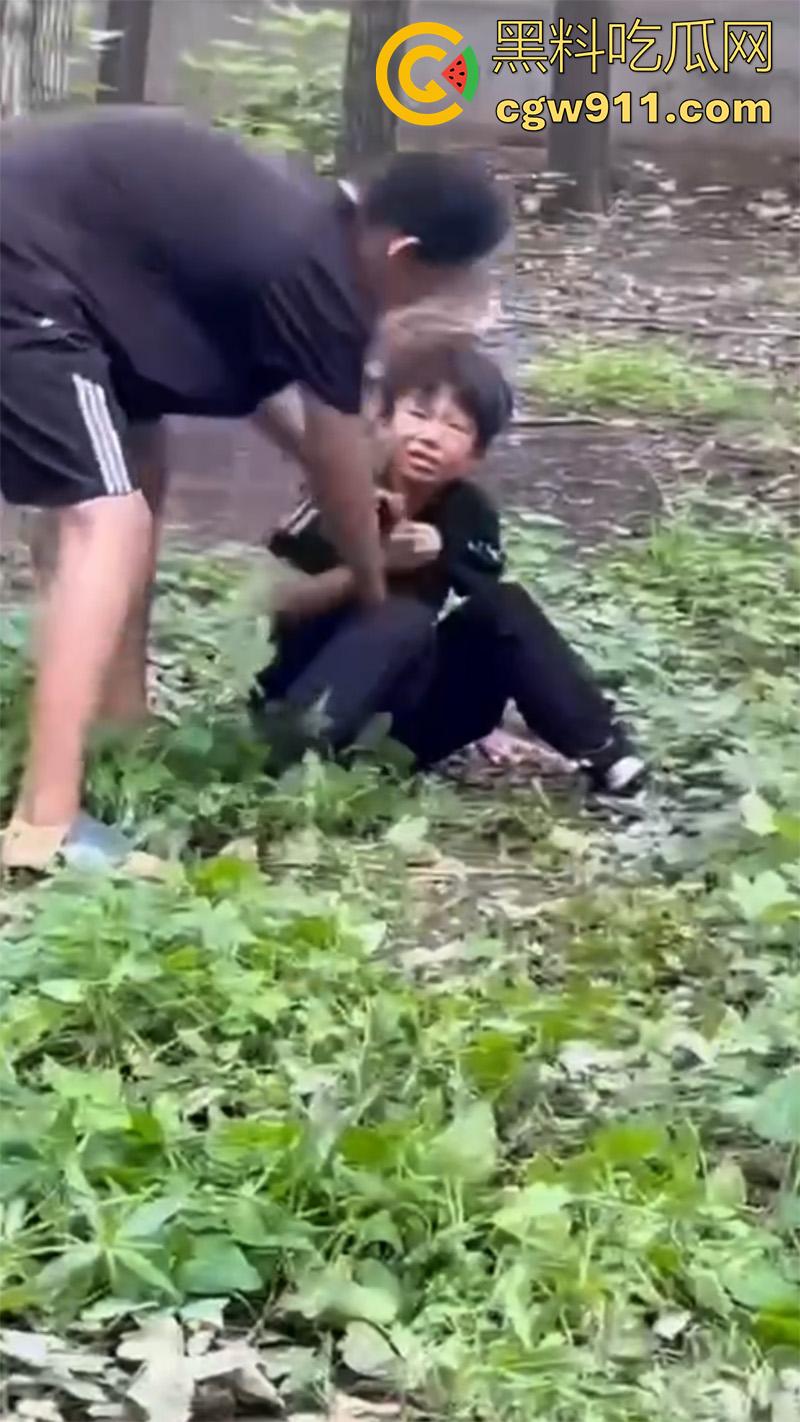 山东聊城临清市村头恶霸,烟店镇王集村一个14 岁,一个18岁,对一个12周岁的孩子进行殴打,真以为自己古惑仔了?