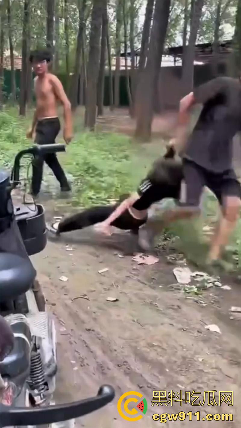 山东聊城临清市村头恶霸,烟店镇王集村一个14 岁,一个18岁,对一个12周岁的孩子进行殴打,真以为自己古惑仔了?