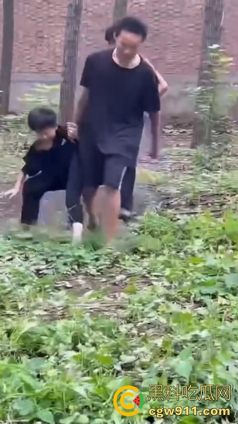 山东聊城临清市村头恶霸,烟店镇王集村一个14 岁,一个18岁,对一个12周岁的孩子进行殴打,真以为自己古惑仔了?