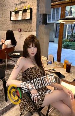 福建福清杨美琪 公交车烂逼一个 经常约炮勾引男人 还没事搞个3p让自己爽爽 明明能当女神非要做骚逼