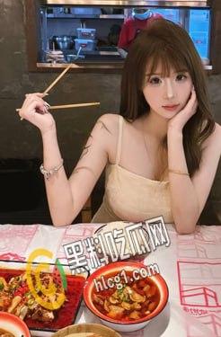 福建福清杨美琪 公交车烂逼一个 经常约炮勾引男人 还没事搞个3p让自己爽爽 明明能当女神非要做骚逼