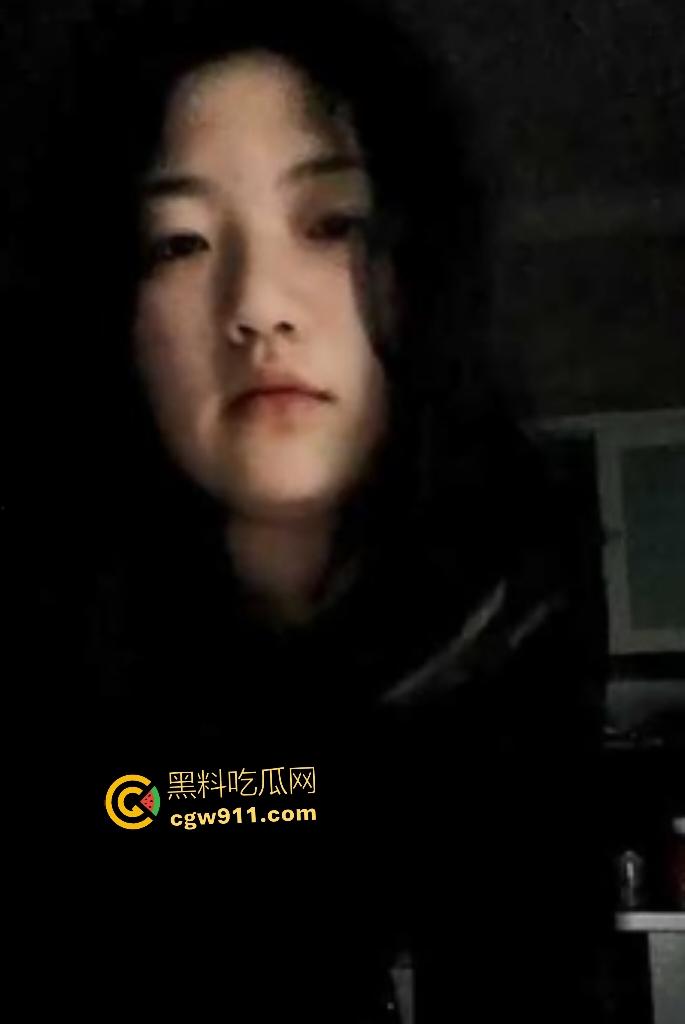 广州大一清纯少女【赵薇薇】网调黑料，自拍抠穴喷潮在阴蒂画圈按摩，线下约炮无套猛干！