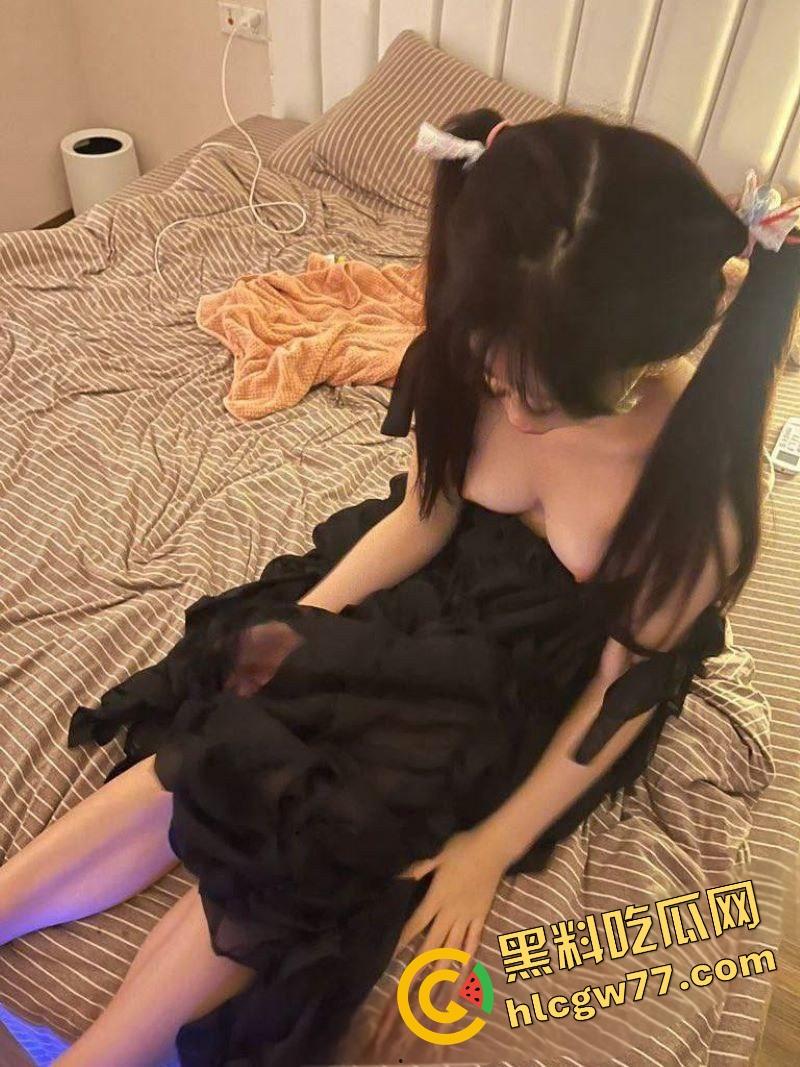 约炮双马尾极品萝莉【妮妮】白虎娇穴紧得夹爆,抓着马尾后入狂操蜜桃翘臀,娇乳晃眼白浆喷涌!