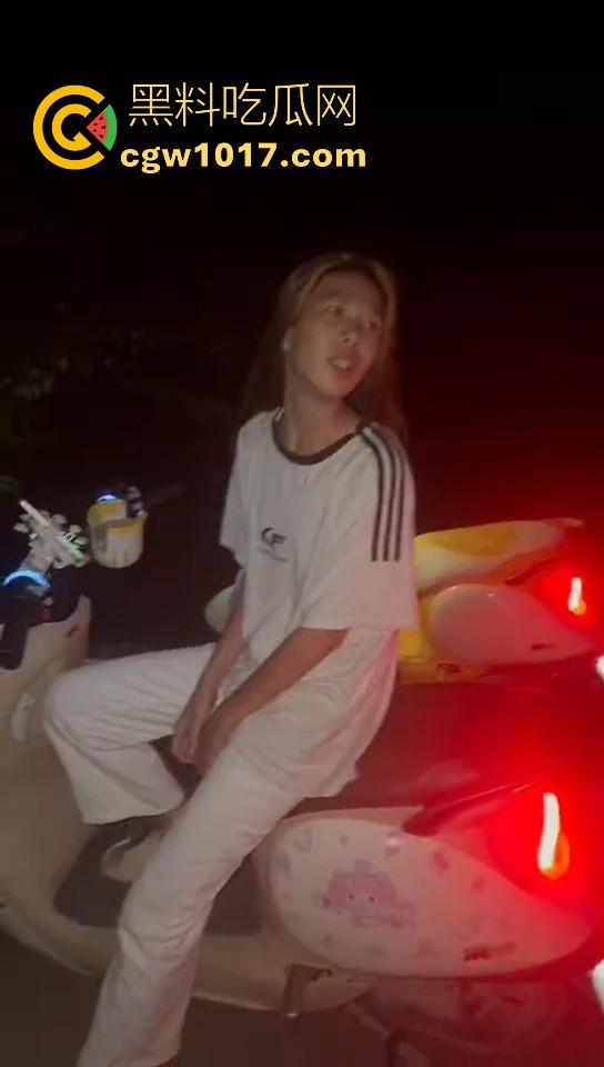 广东精神小妹夜间约架，不料刚下车没多久就被人按在地下，故意找茬呢！狠狠的羞辱，完全不得动弹，这下丢脸丢大了！