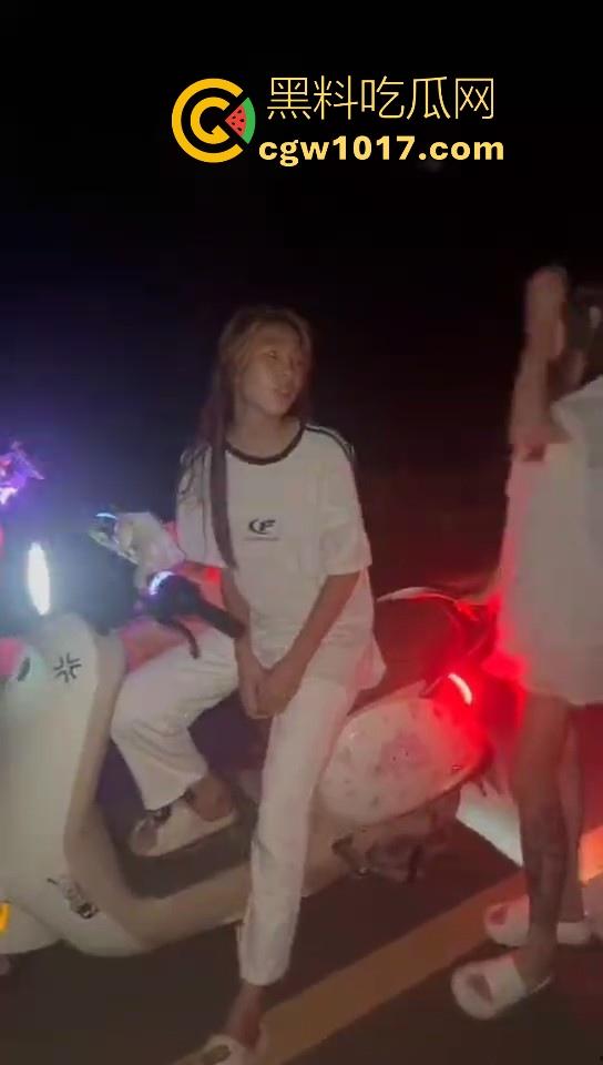 广东精神小妹夜间约架,不料刚下车没多久就被人按在地下,故意找茬呢!狠狠的羞辱,完全不得动弹,这下丢脸丢大了!