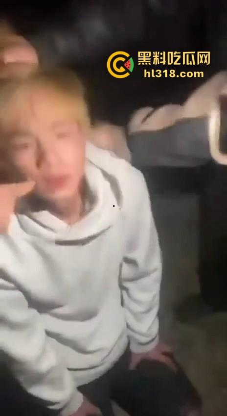 甘肃省定西市岷县多人群殴霸凌视频曝光, 逼其口含避孕套吹泡泡,还像狗一样爬,边爬边殴打!