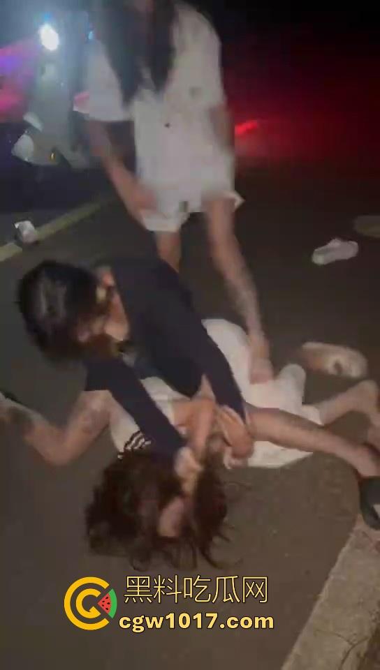 广东精神小妹夜间约架,不料刚下车没多久就被人按在地下,故意找茬呢!狠狠的羞辱,完全不得动弹,这下丢脸丢大了!