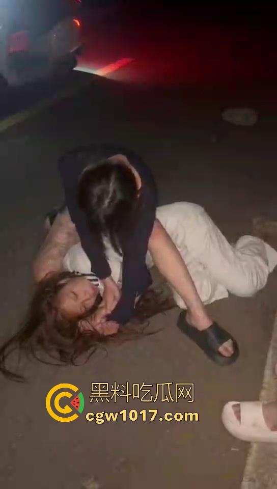 广东精神小妹夜间约架,不料刚下车没多久就被人按在地下,故意找茬呢!狠狠的羞辱,完全不得动弹,这下丢脸丢大了!