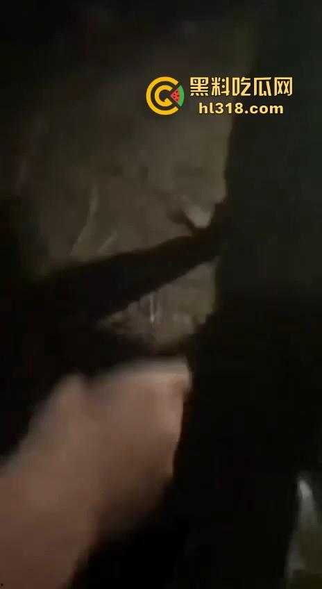 甘肃省定西市岷县多人群殴霸凌视频曝光, 逼其口含避孕套吹泡泡,还像狗一样爬,边爬边殴打!