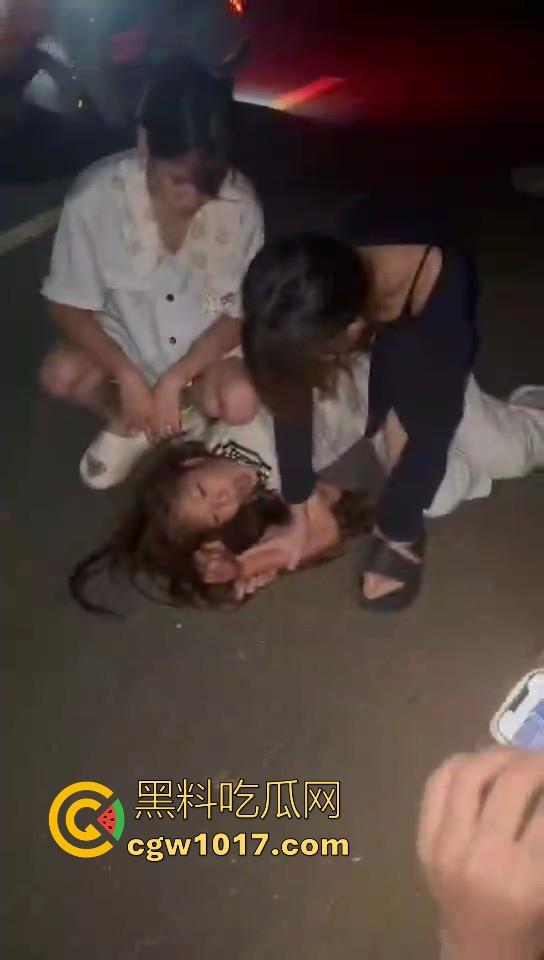 广东精神小妹夜间约架,不料刚下车没多久就被人按在地下,故意找茬呢!狠狠的羞辱,完全不得动弹,这下丢脸丢大了!