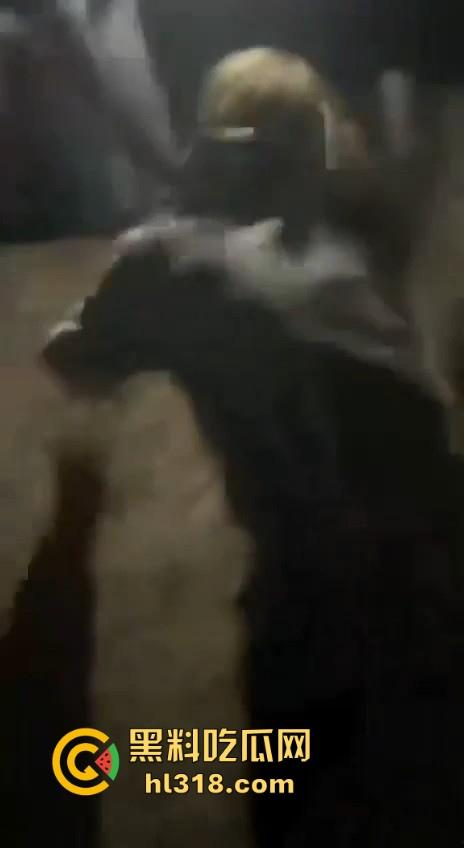 甘肃省定西市岷县多人群殴霸凌视频曝光, 逼其口含避孕套吹泡泡,还像狗一样爬,边爬边殴打!